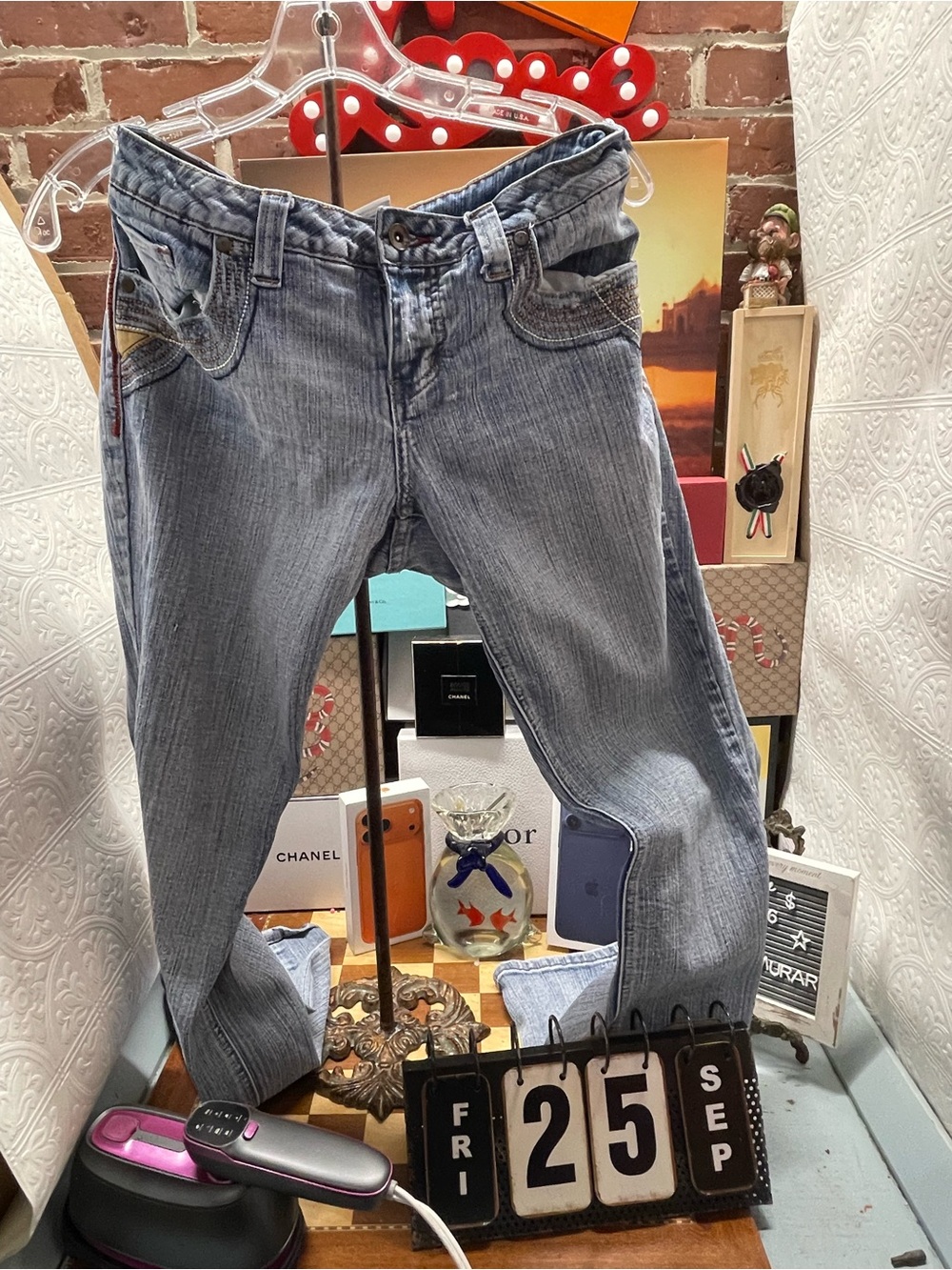 Noho Y2K low-rise jeans showcasing